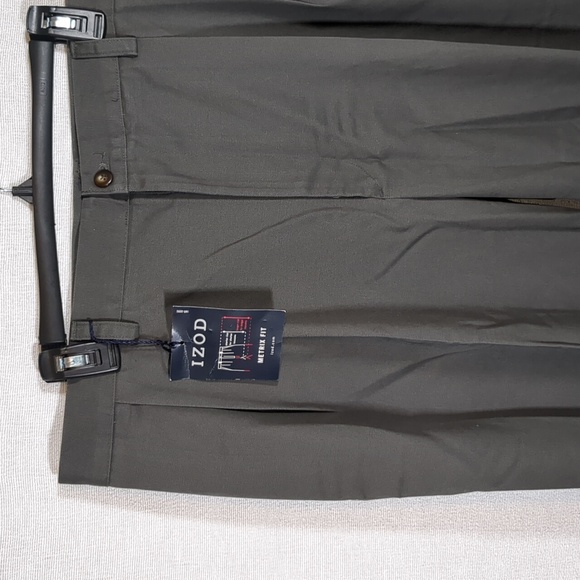 NWT Izod Men's Metrix Fit Pleated Front Chino Khakis Dark Gray  Size 38x32 - Picture 2 of 8